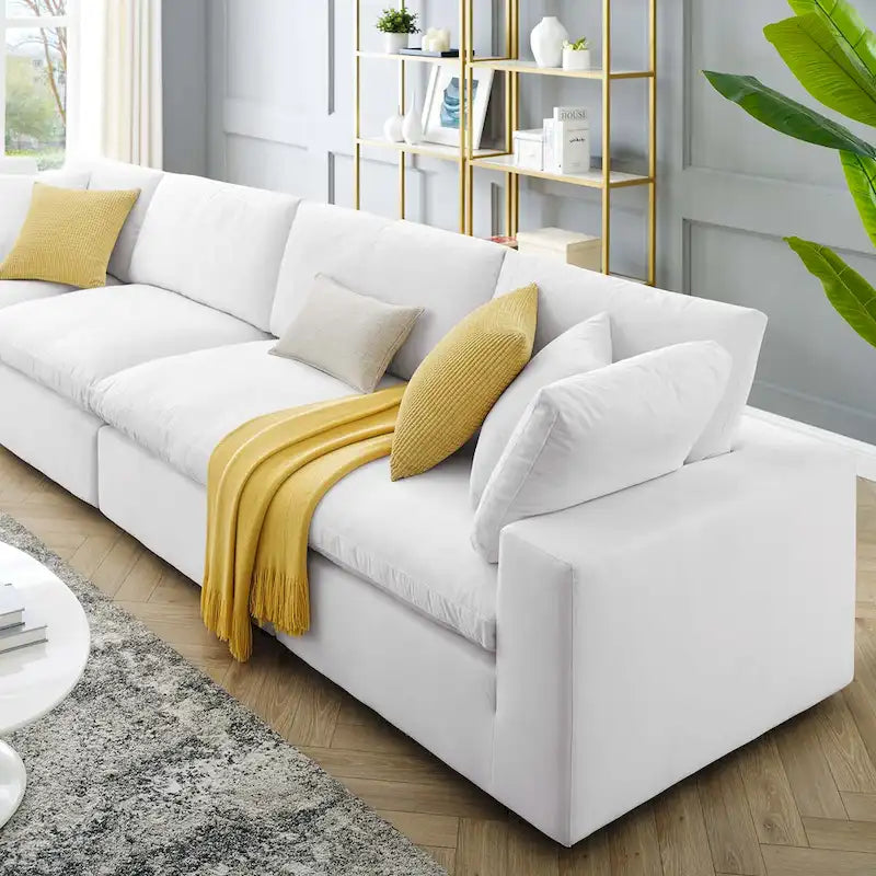 Commix überfülltes 4-Sitzer-Sofa aus Performance-Samt mit Daunenfüllung