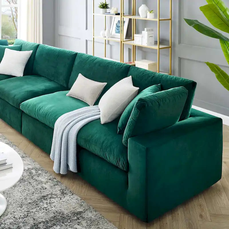 Commix überfülltes 4-Sitzer-Sofa aus Performance-Samt mit Daunenfüllung