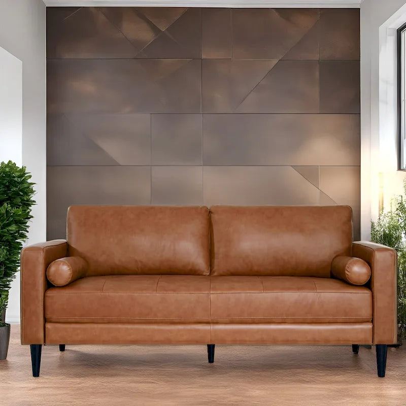 Moderne bank van echt leer met houten poten en extra lendekussen