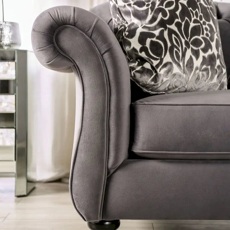 Divano Addae Glam in Velluto Grigio con Bottoni Trapuntati di Furniture of America
