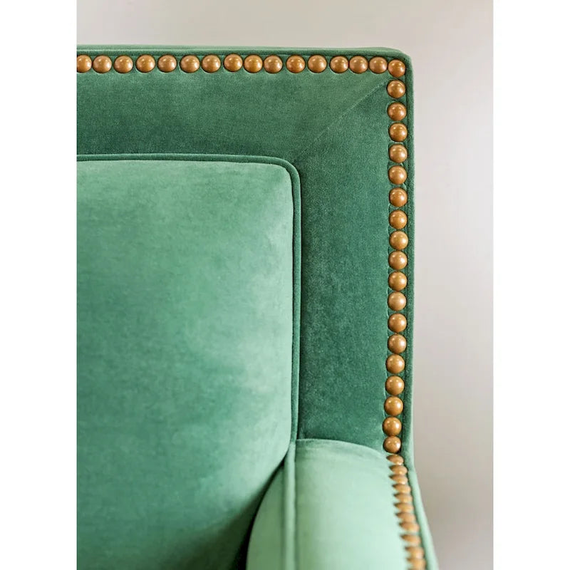Divano a due posti Yaur in tessuto verde di transizione con borchie di Furniture of America