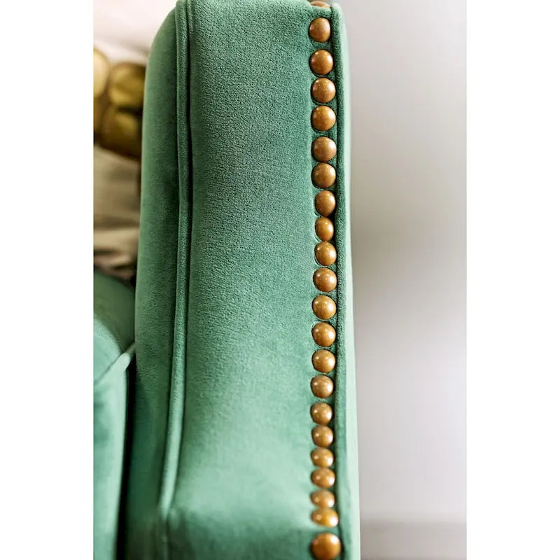 Divano a due posti Yaur in tessuto verde di transizione con borchie di Furniture of America