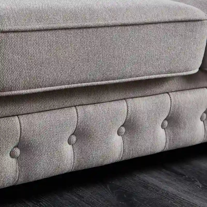 Divano Chesterfield in Tessuto di Lino